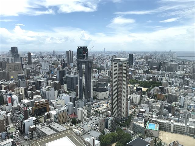 梅田スカイビル「空中庭園」展望フロアーから見たビルの様子