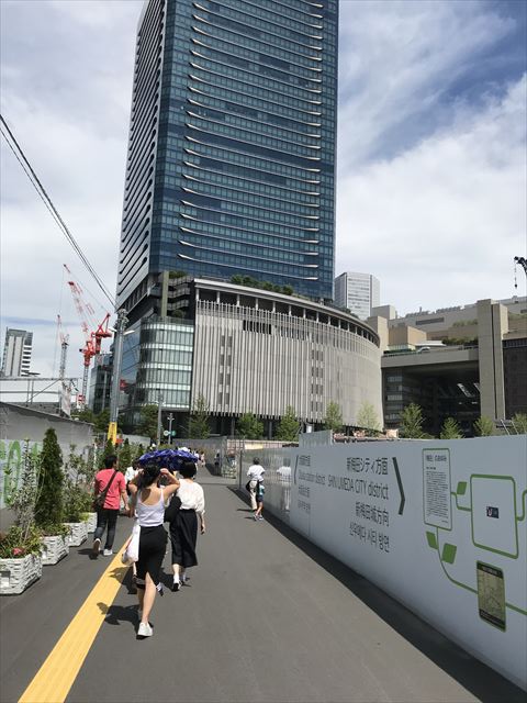 梅田スカイビル「空中庭園」までの通路