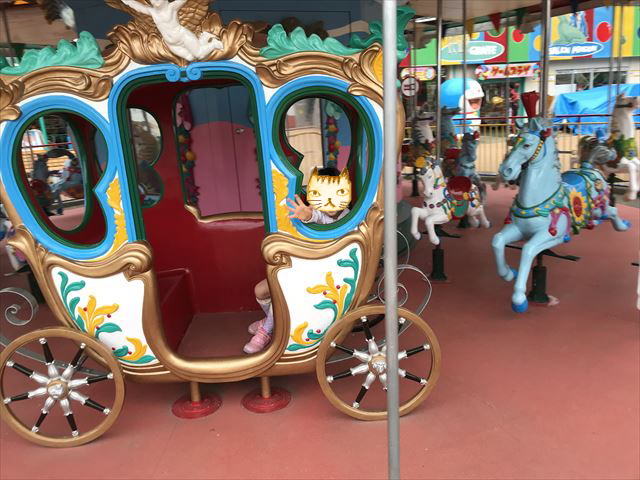 神戸王子動物園遊園地「メリーゴーランド」の馬車に乗る様子