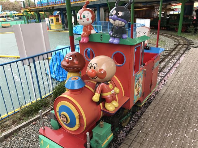 神戸王子動物園遊園地「キャラクターバッテリーカー」アンパンマンの乗り物