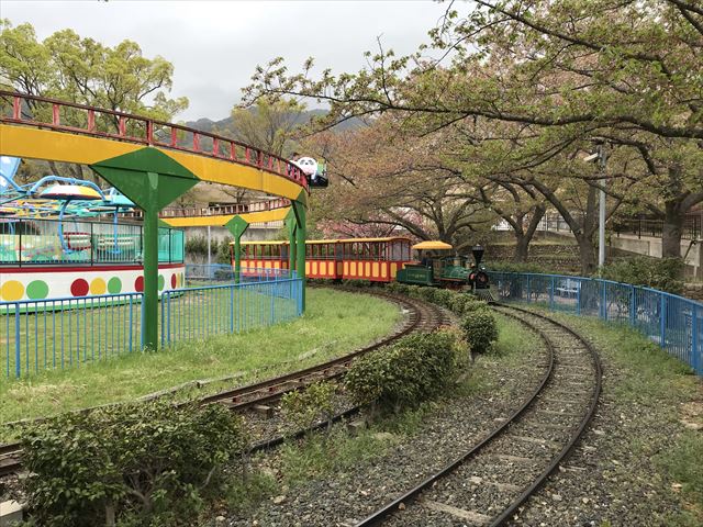 神戸王子動物園遊園地「こども汽車テキサス号」が線路を走っている様子