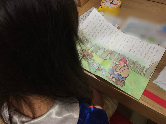 小学ポピーこころの文庫を読む娘