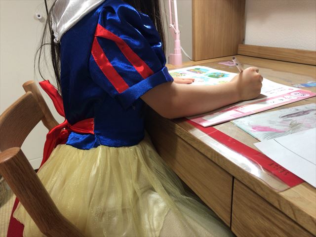 机に座り「小学ポピー」の教材を学習している様子