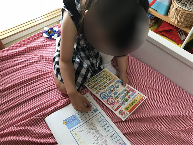 小学ポピー、学習ごとにシールをはる