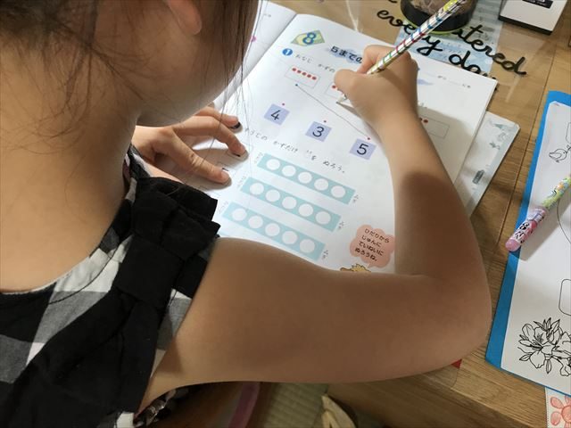 小学ポピー算数を学習中。同じ数に線を結ぶ問題