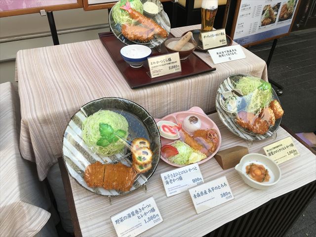 とんかつ「かつくら」くずはモール店入口にあるメニュー