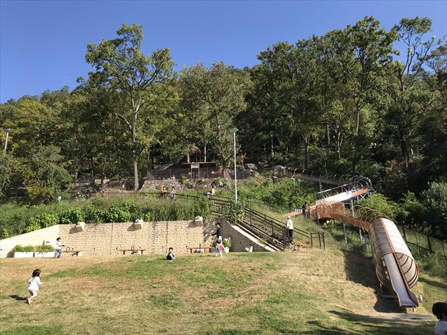 枚岡公園「みんなの広場」ローラー滑り台と芝生広場