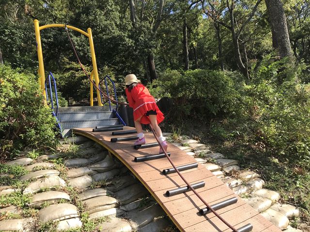 枚岡公園「森のおもちゃ箱」にある斜面を紐を使って上る遊具