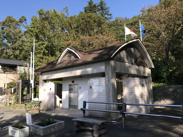 枚岡公園のトイレ、駐車場付近