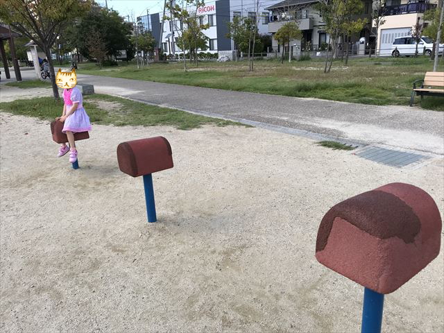 鳳公園の複合遊具「跳び箱」