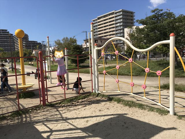 鳳公園の複合遊具「横に移動する遊具」