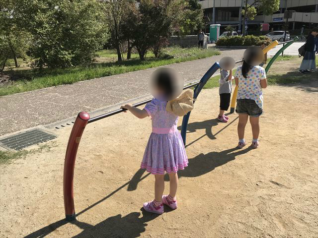 鳳公園の複合遊具「ゆがんだ鉄棒」