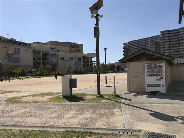 鳳公園のトイレと自動販売機