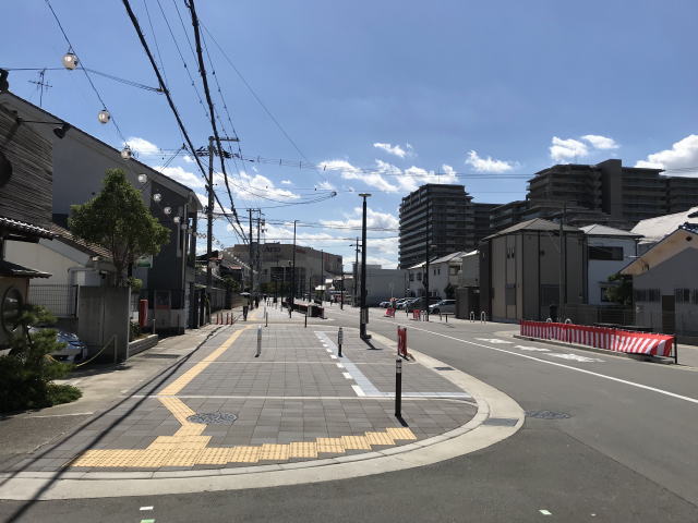 アリオ鳳に向かう道、歩道の幅が広い