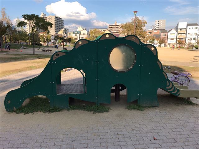 「水笠通公園」恐竜の遊具