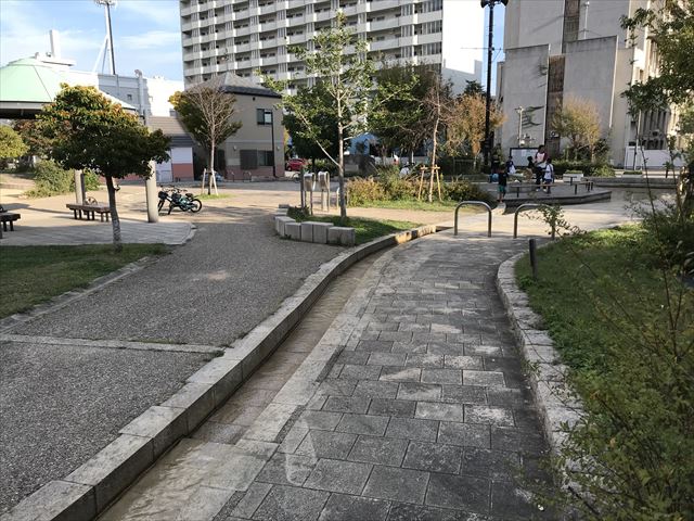 「水笠通公園」流れる水で水遊び