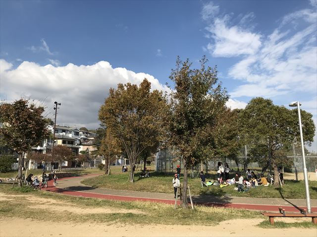 「西代蓮池公園」木陰でお弁当を食べている様子