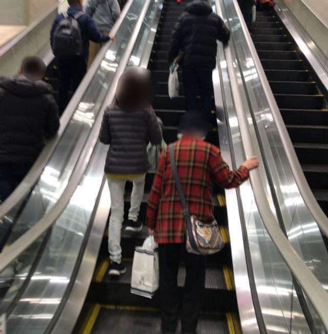 近鉄「大阪阿部野橋駅」へ向かうエスカレーター