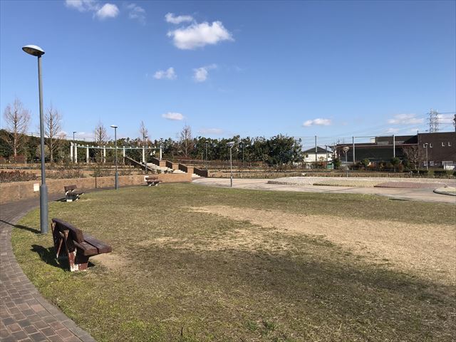 松原「新町南公園」芝生広場とベンチ