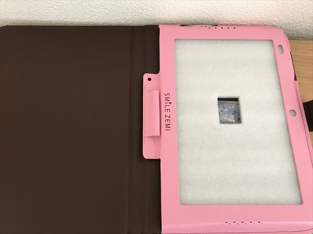 通信教育「スマイルゼミ」のタブレットケースを開いた様子