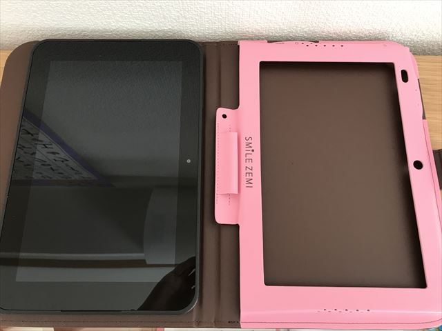 スマイルゼミタブレットをケースに入れる様子