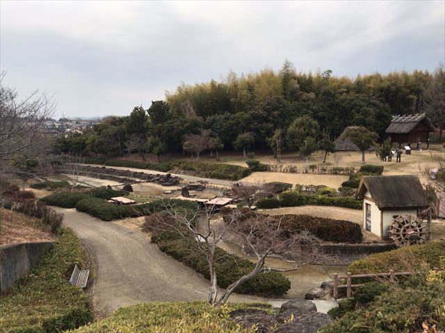 竹取公園の「古代住居広場」全体の様子