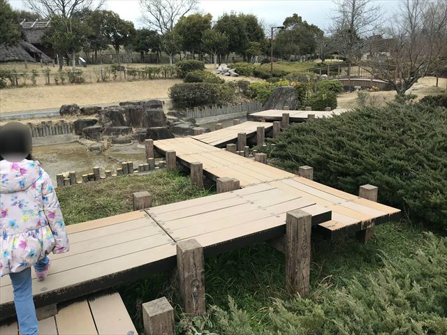 竹取公園の「古代住居広場」に向かう橋