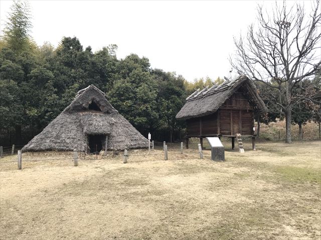 竹取公園の「古代住居広場」の竪穴式住居と高床式倉庫