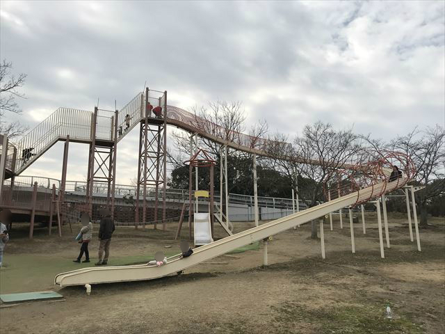 「馬見丘陵公園」大型遊具とローラー滑り台