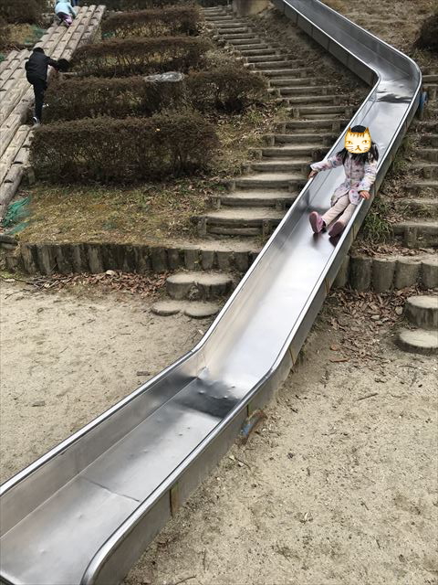 大渕池公園西地区のロング滑り台で遊ぶ娘