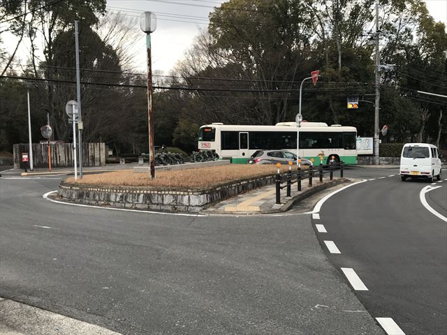 大渕池公園・西地区前に停車している奈良交通バス