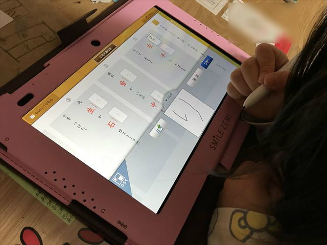 スマイルゼミ小学生コース、漢検ドリルの読みがなを学習している娘