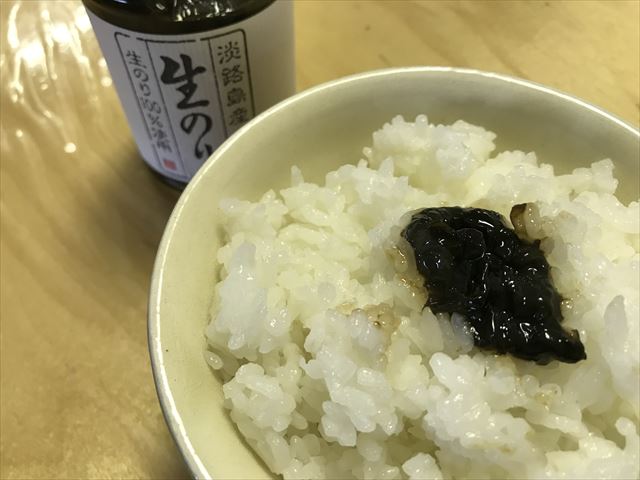 「淡路島産生のり」をご飯の上にのせた様子