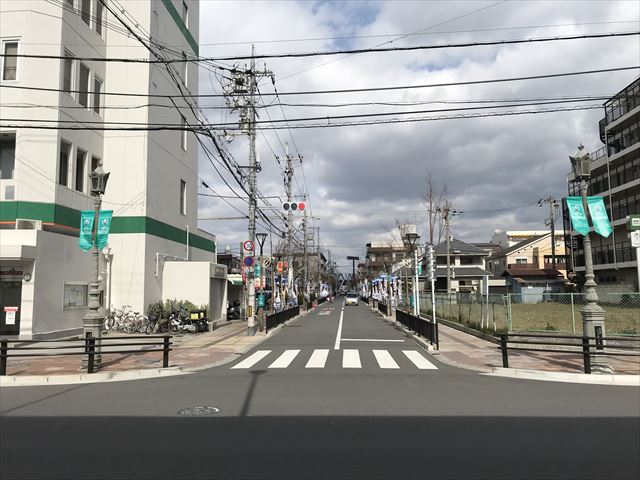 JAグリーン直売所とその奥に見える花園ラグビー場