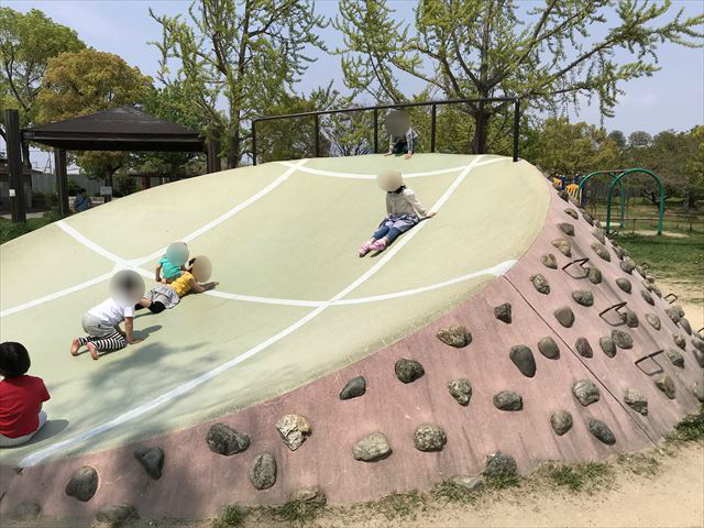 城北公園の遊具、石の滑り台