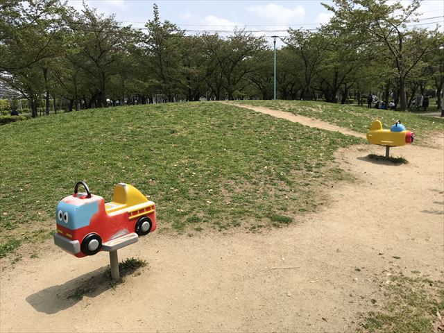 城北公園の遊具、大池東側ゾーンにある前後に動く乗り物