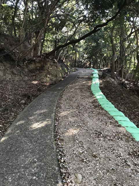 洲本城（三熊山）登山中の細い道