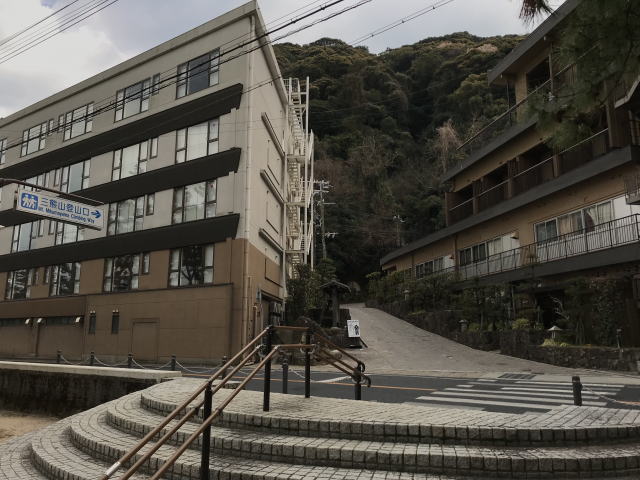 洲本城（三熊山）とホテル「夢海游 淡路島」