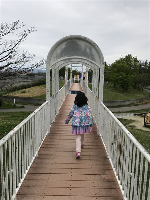 「水無瀬川緑地公園」橋を渡る娘