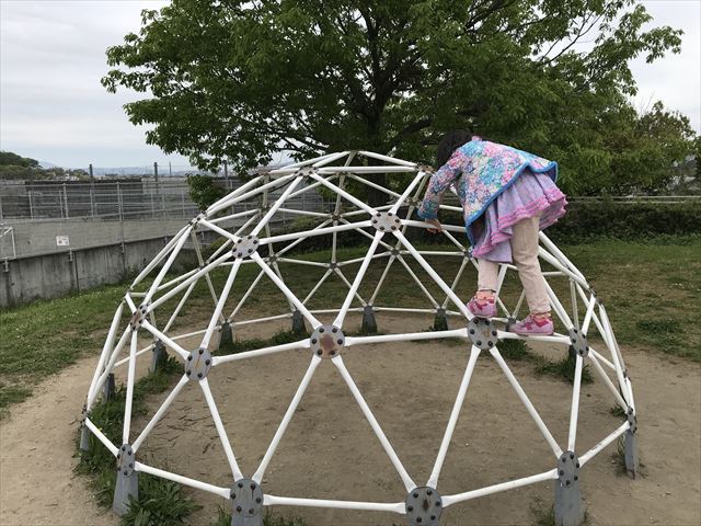 「水無瀬川緑地公園」半円のジャングルジム