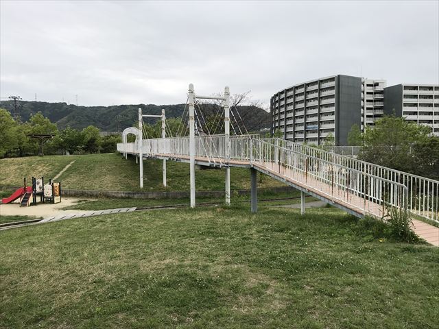 「水無瀬川緑地公園」谷を越える橋（反対側）