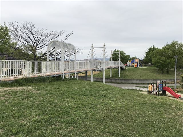 「水無瀬川緑地公園」谷を越える橋