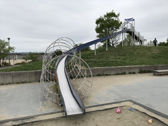 「水無瀬川緑地公園」のローラー滑り台