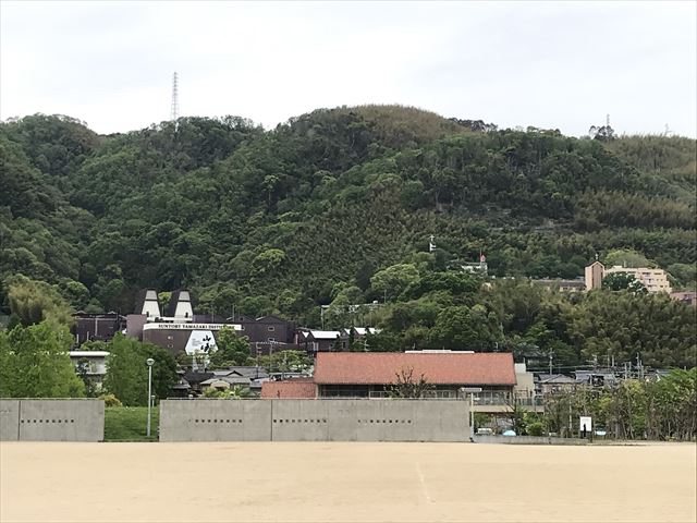 水無瀬川緑地公園のグラインドと「サントリー山崎蒸留所」