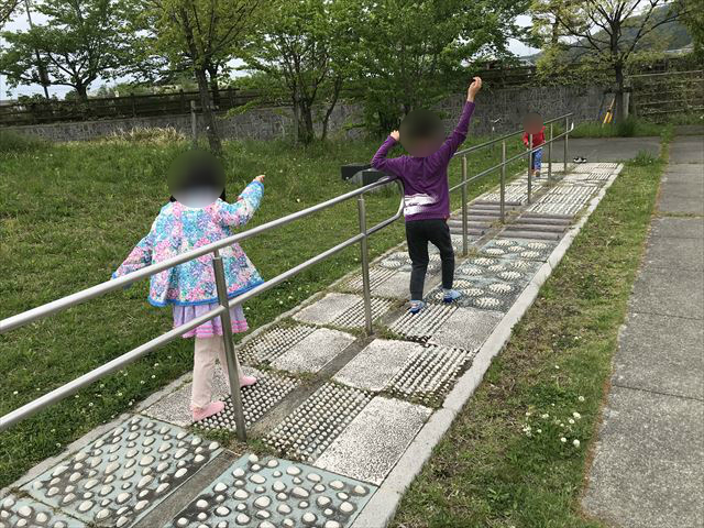 「水無瀬川緑地公園」の健康器具「自然浴さんぽ路」