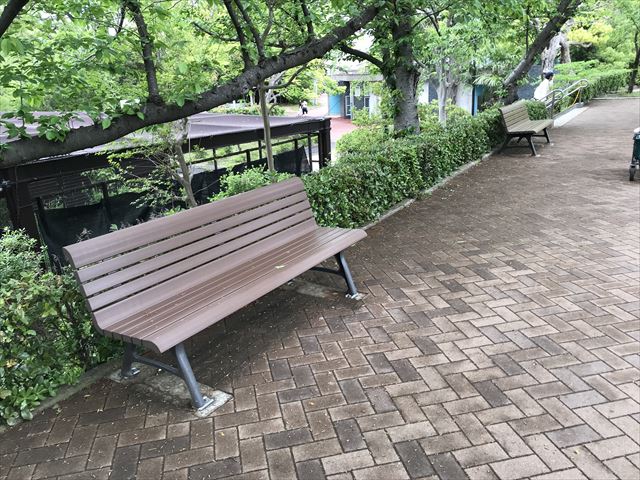 天王寺動物園「ふれあい広場」上にあるベンチ