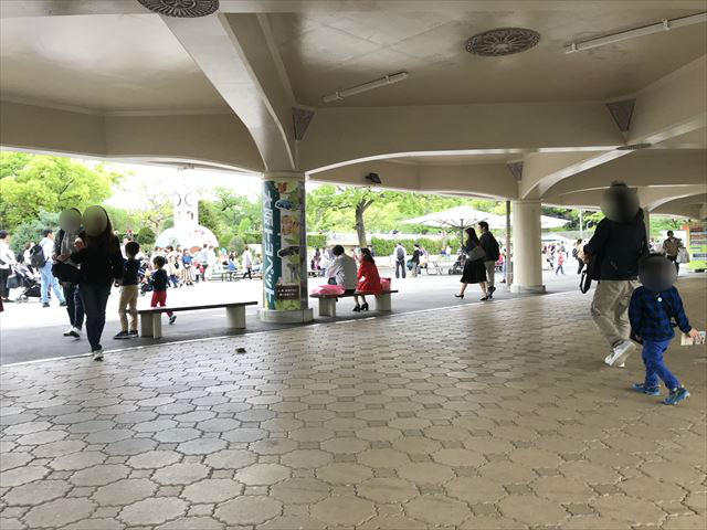 天王寺動物園「新世界ゲート」入口付近のベンチ