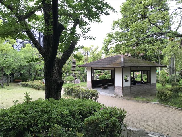 天王寺動物園「鳥の楽園」にあるベンチ