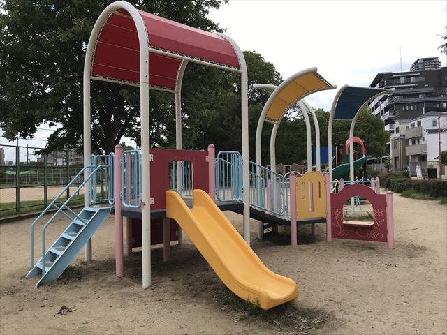 神戸「住吉公園」の複合遊具（幼児向け）