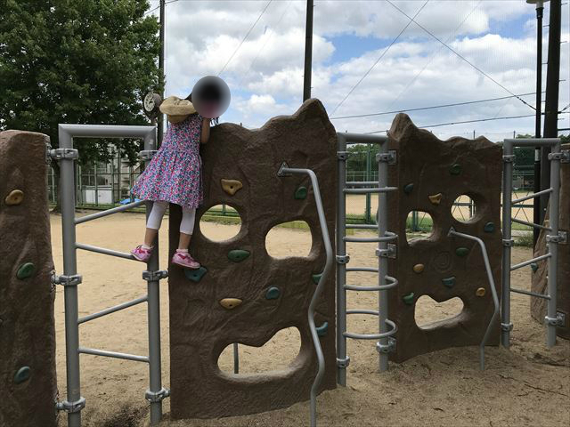 神戸「住吉公園」のロッククライミング遊具（小学生向け）で遊んでいる様子